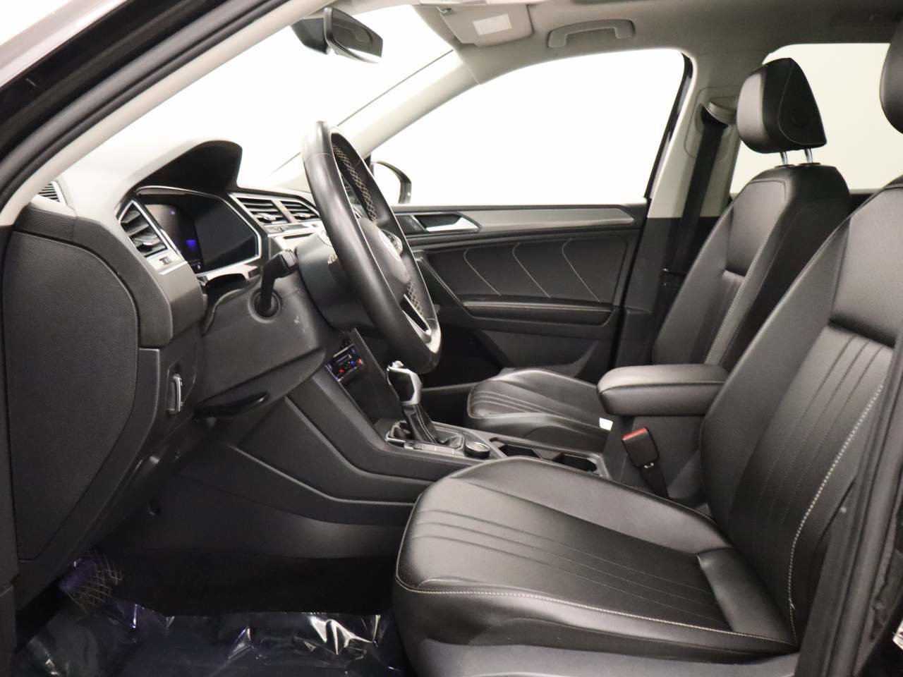 Used 2022 Volkswagen Tiguan SE w/ Panoramic Sunroof Package image 15