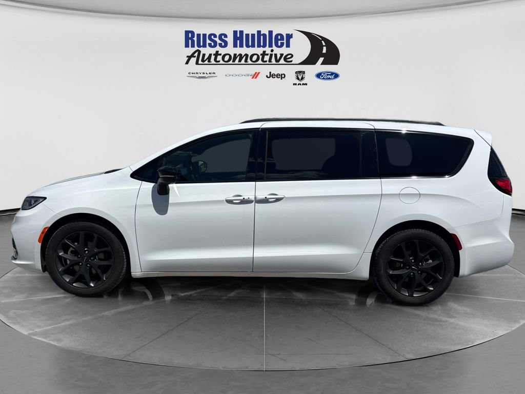 Used 2025 Chrysler Pacifica Limited FWD image 2