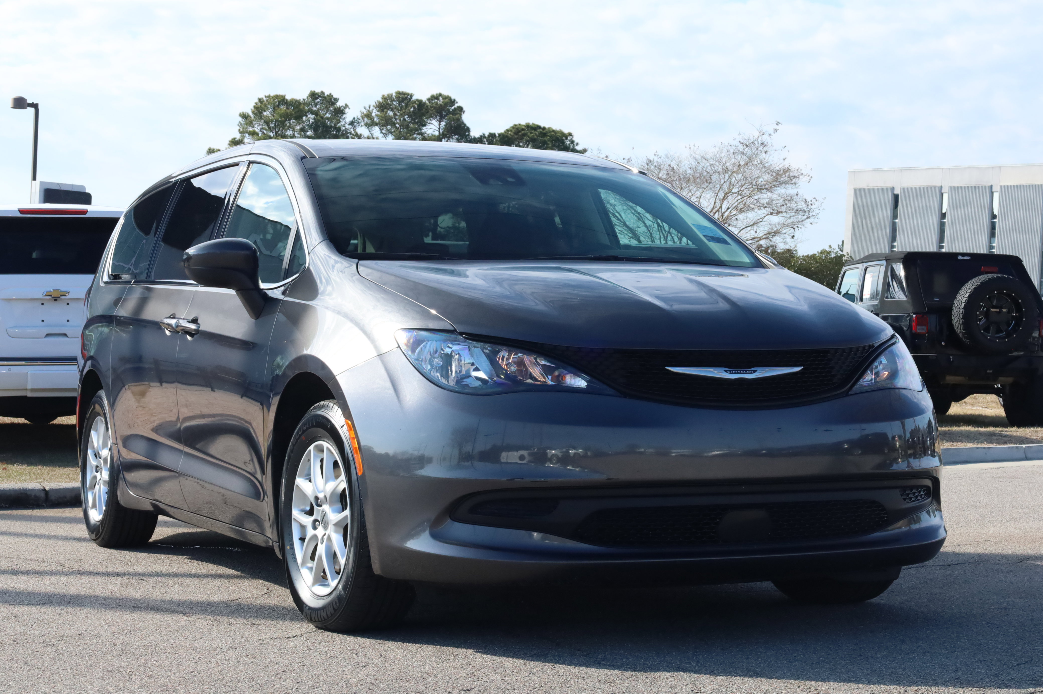 Used 2023 Chrysler Voyager LX image 7