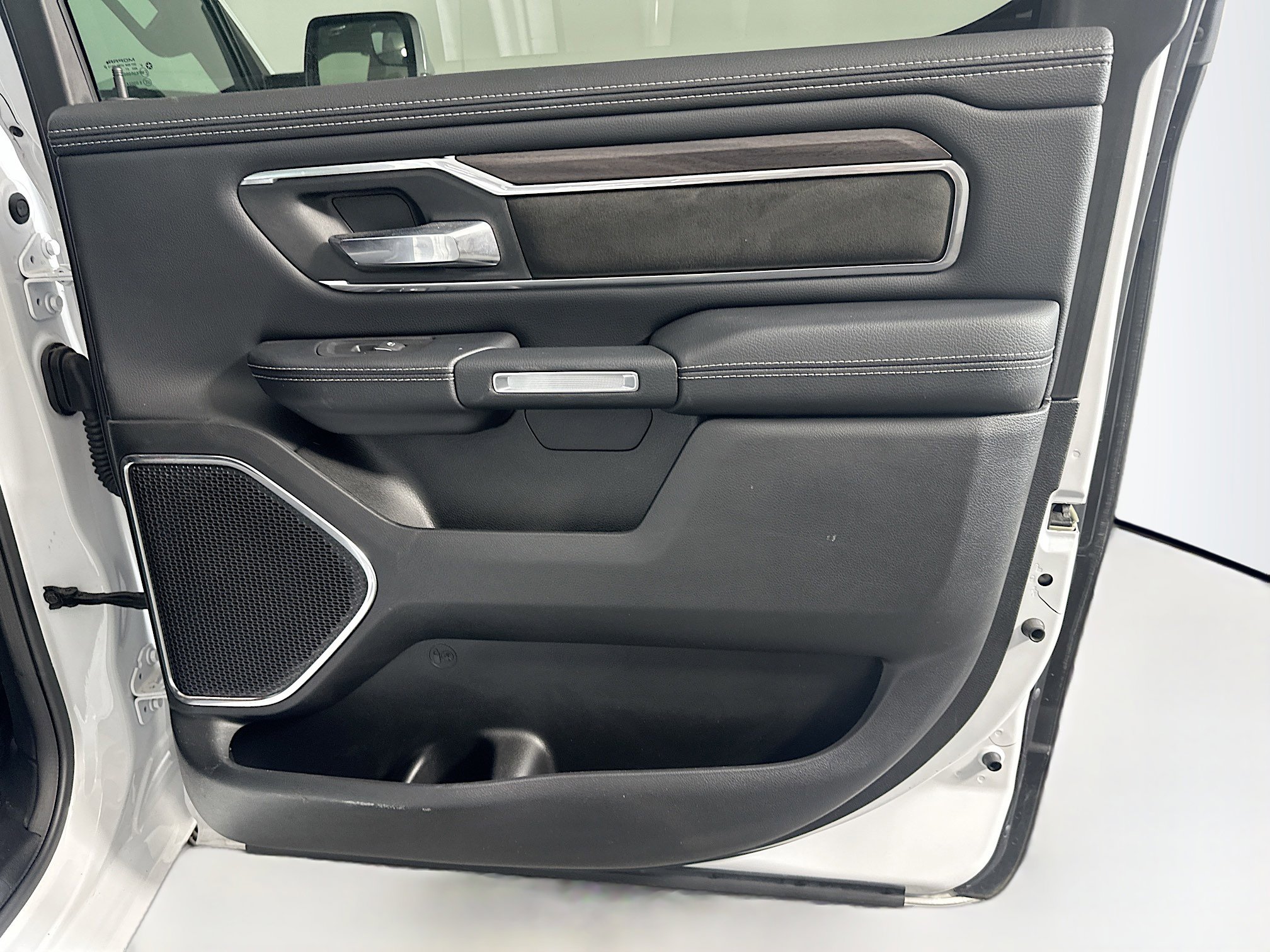 Used 2025 RAM 1500 Laramie image 31