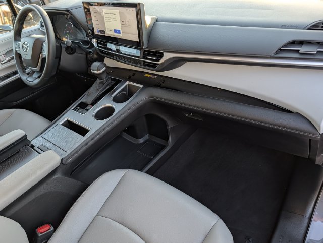 Certified 2025 Toyota Sienna XLE FWD image 34