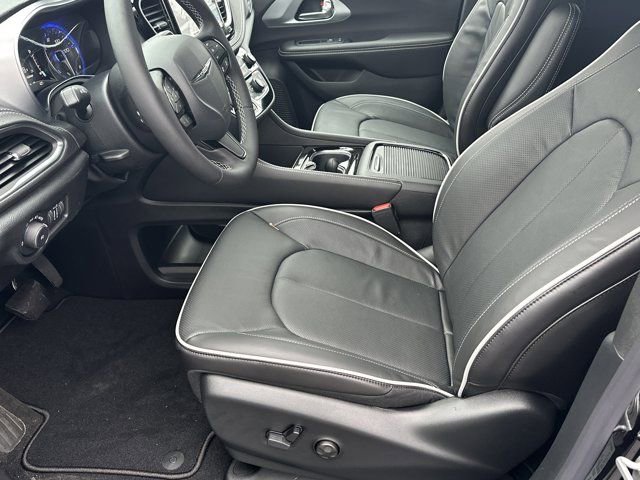 New 2026 Chrysler Pacifica Limited image 9