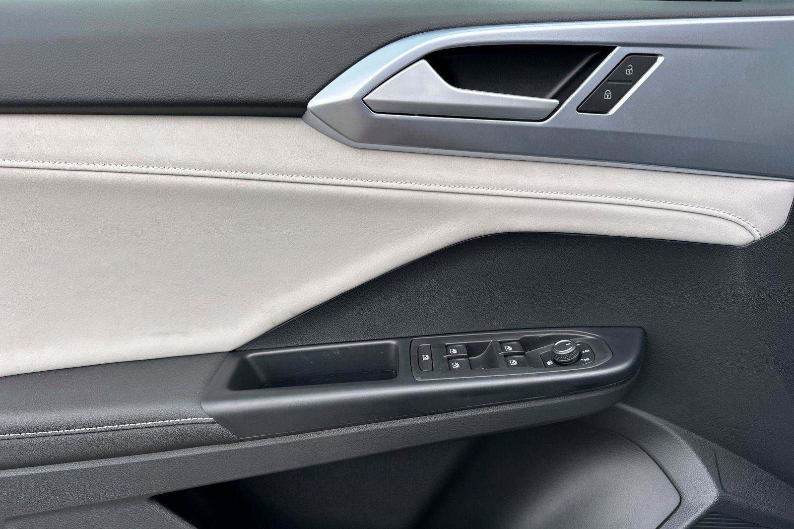 New 2026 Volkswagen Taos SE image 10