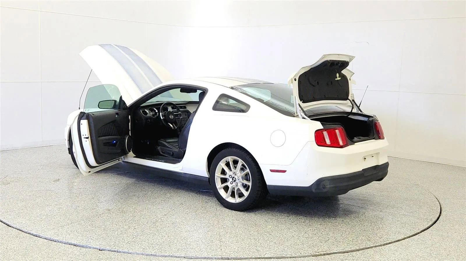 Used 2010 Ford Mustang Premium RWD image 11