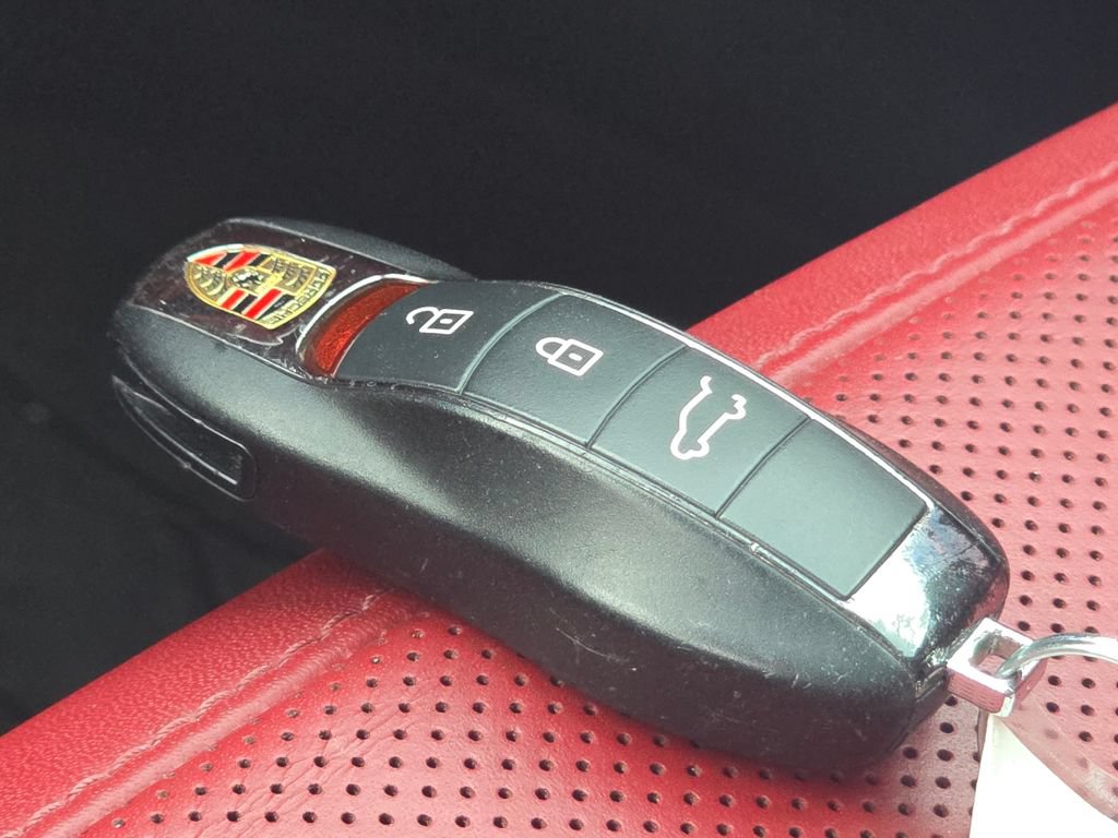 Used 2023 Porsche Macan Turbo AWD/4WD image 31