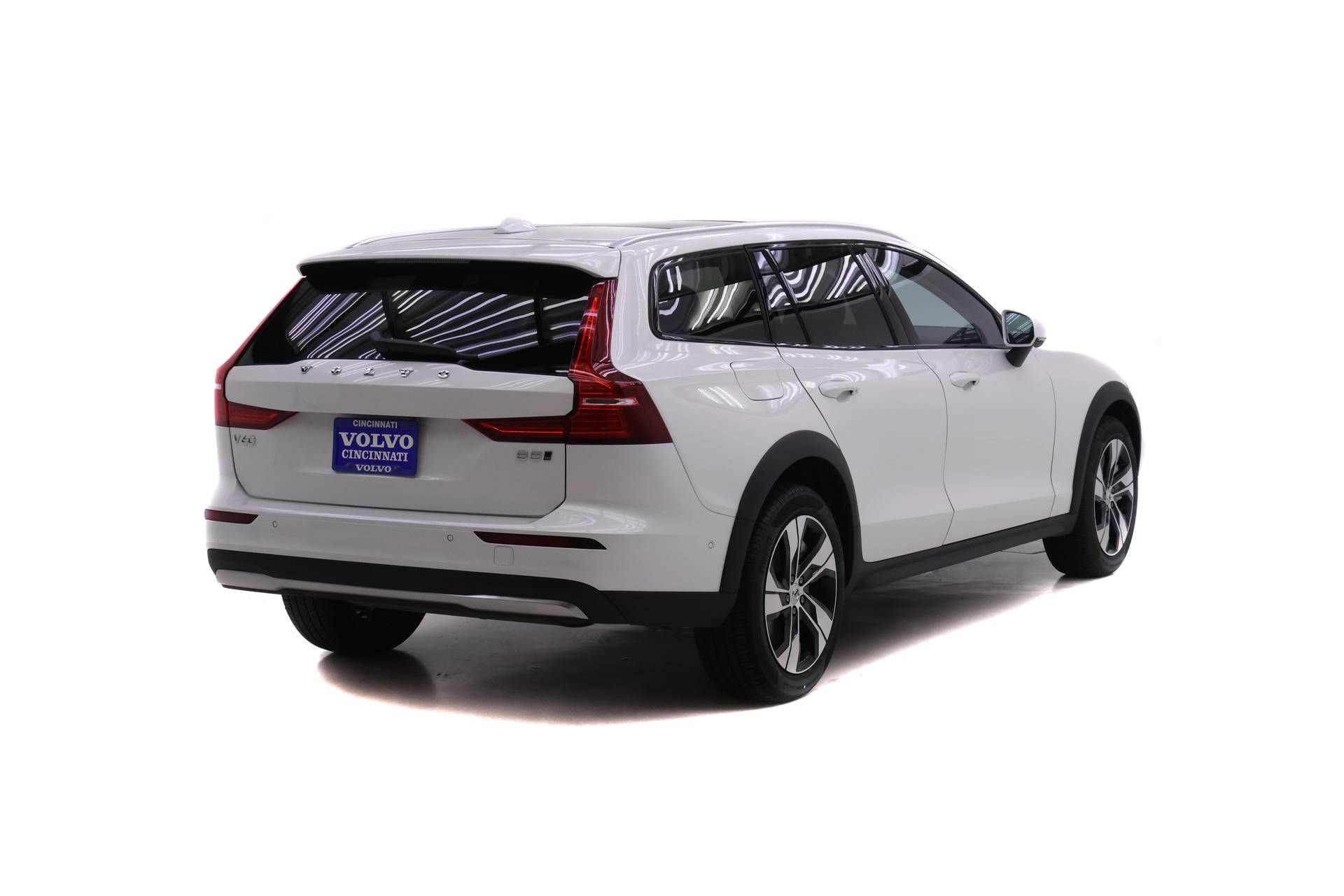 New 2026 Volvo V60 B5 Cross Country Plus w/ Climate Package AWD/4WD image 4
