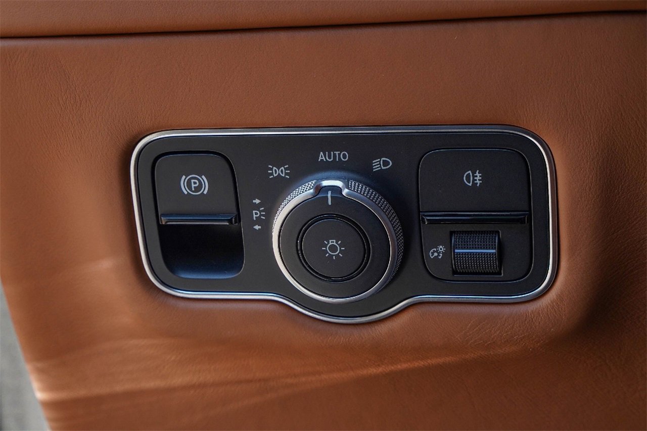 Used 2024 Aston Martin DB12 image 34