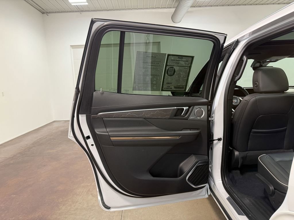 Used 2025 Buick Enclave Avenir w/ Super Cruise Package AWD/4WD image 63