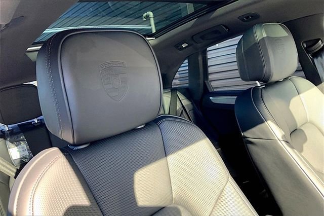 Certified 2026 Porsche Macan AWD/4WD image 8