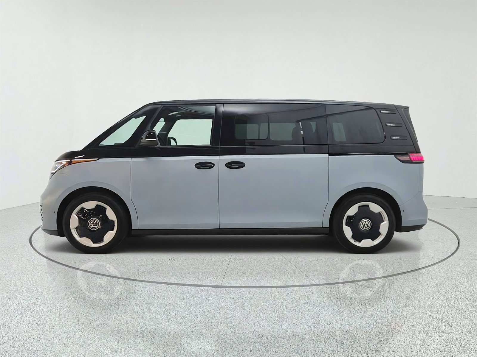 Used 2025 Volkswagen ID. Buzz Pro S RWD image 8