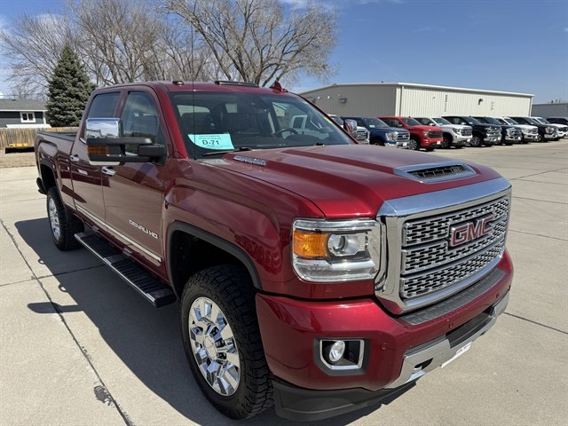 Used 2019 GMC Sierra 2500 Denali w/ Duramax Plus Package AWD/4WD image 1