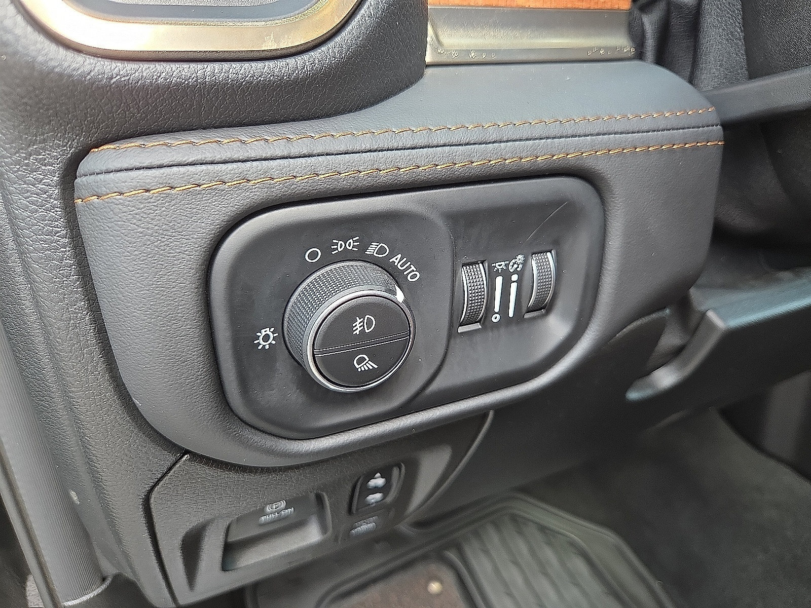 Used 2022 RAM 1500 Limited AWD/4WD image 11