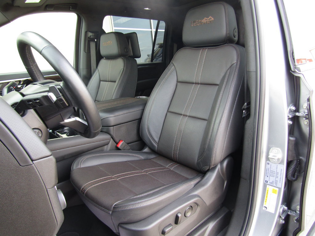 Used 2025 Chevrolet Suburban High Country AWD/4WD image 32