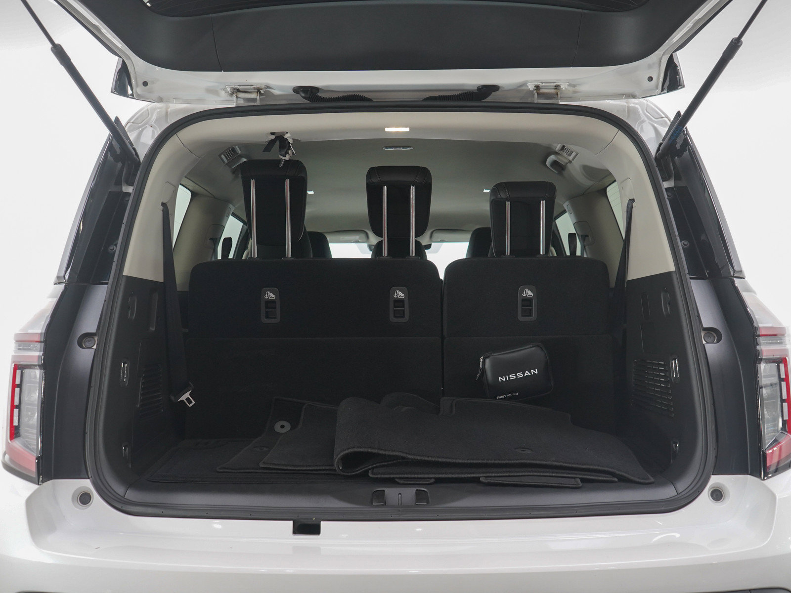 Used 2025 Nissan Armada SV AWD/4WD image 18