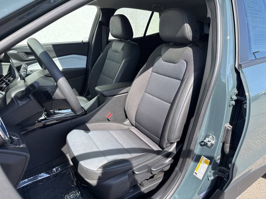 Used 2025 Chevrolet Trax LT image 8