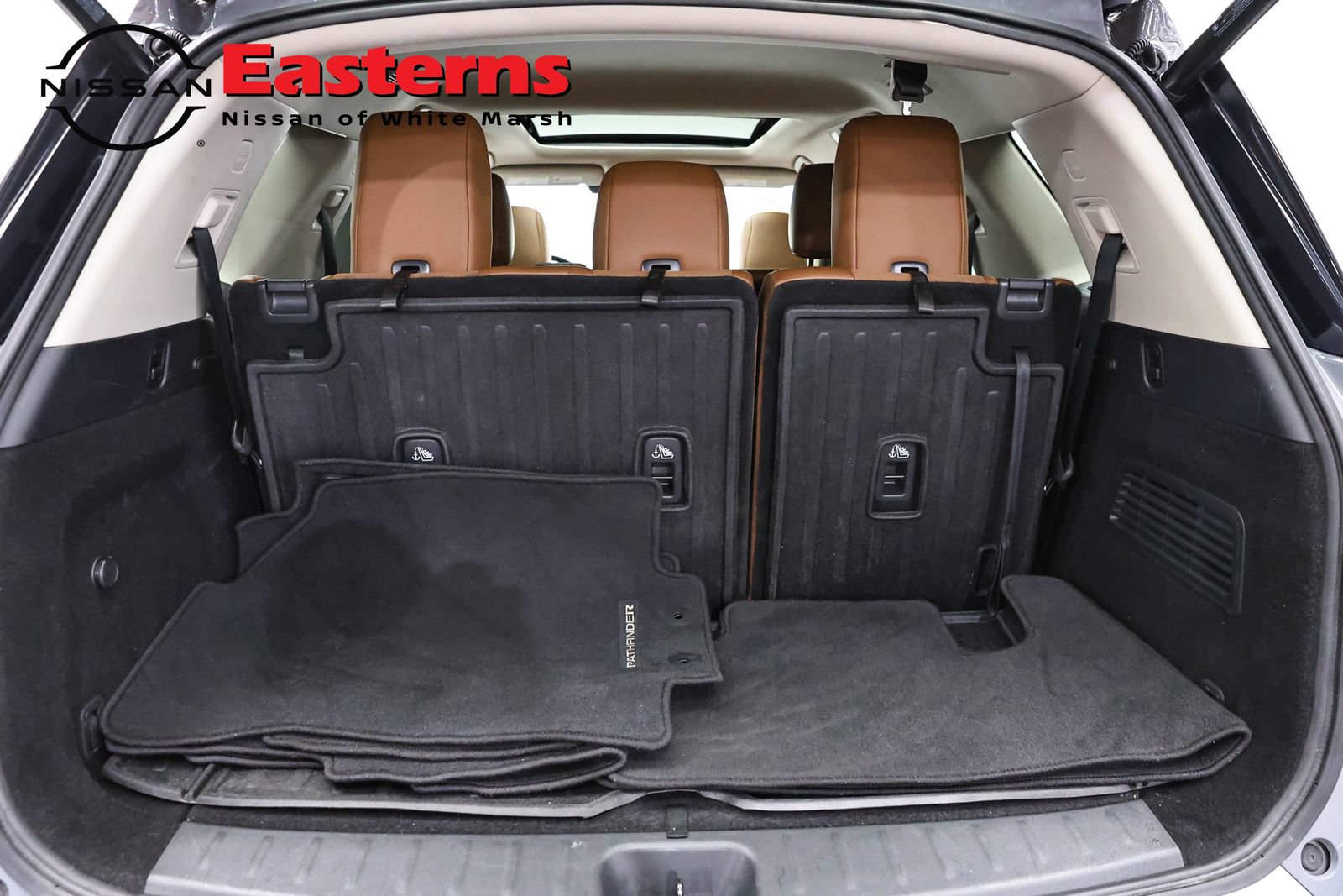 Used 2024 Nissan Pathfinder Platinum w/ Black Appearance Package AWD/4WD image 9