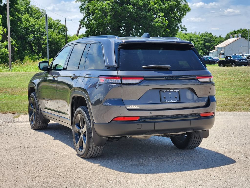 Used 2023 Jeep Grand Cherokee Altitude RWD image 5
