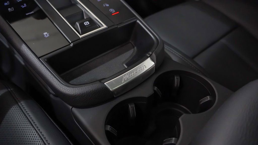 Used 2025 Porsche Macan AWD/4WD image 34