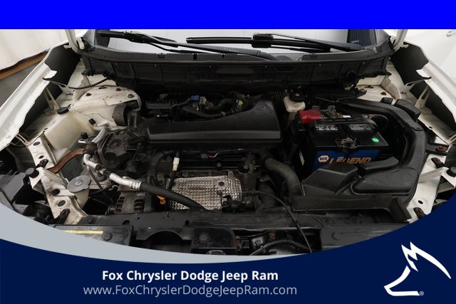 Used 2016 Nissan Rogue SV image 3