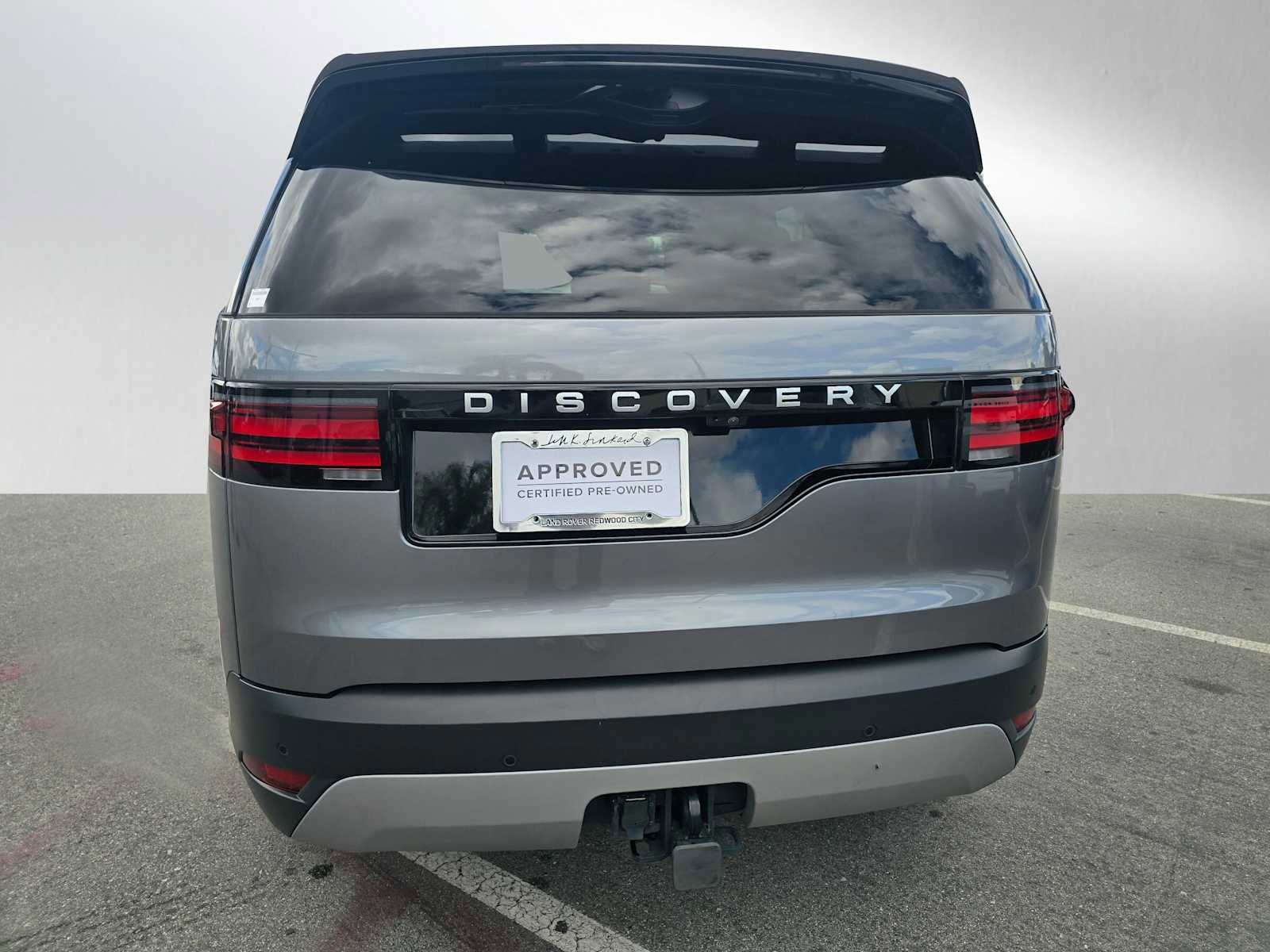 Used 2025 Land Rover Discovery S image 4