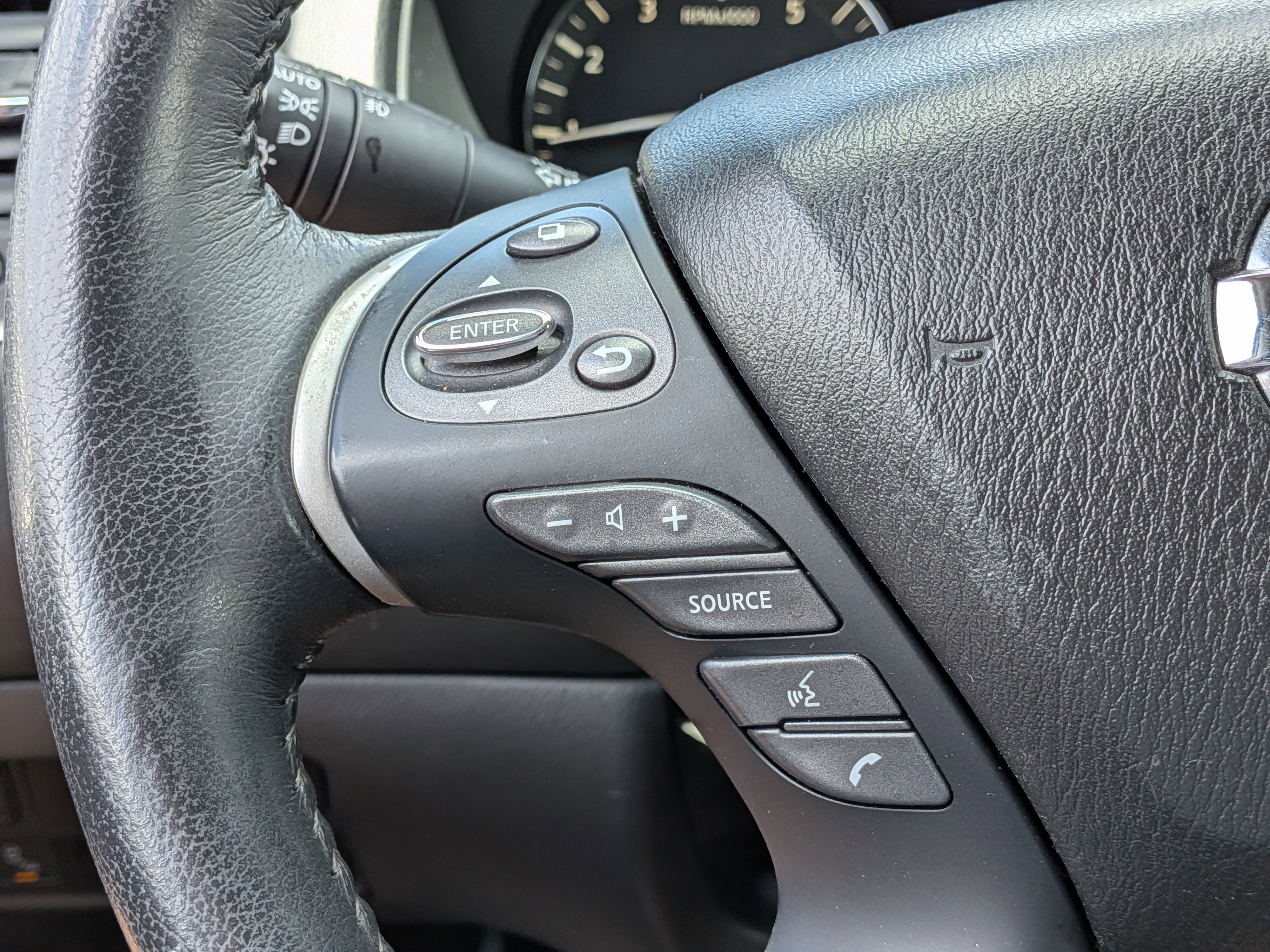 Used 2020 Nissan Pathfinder SV image 23