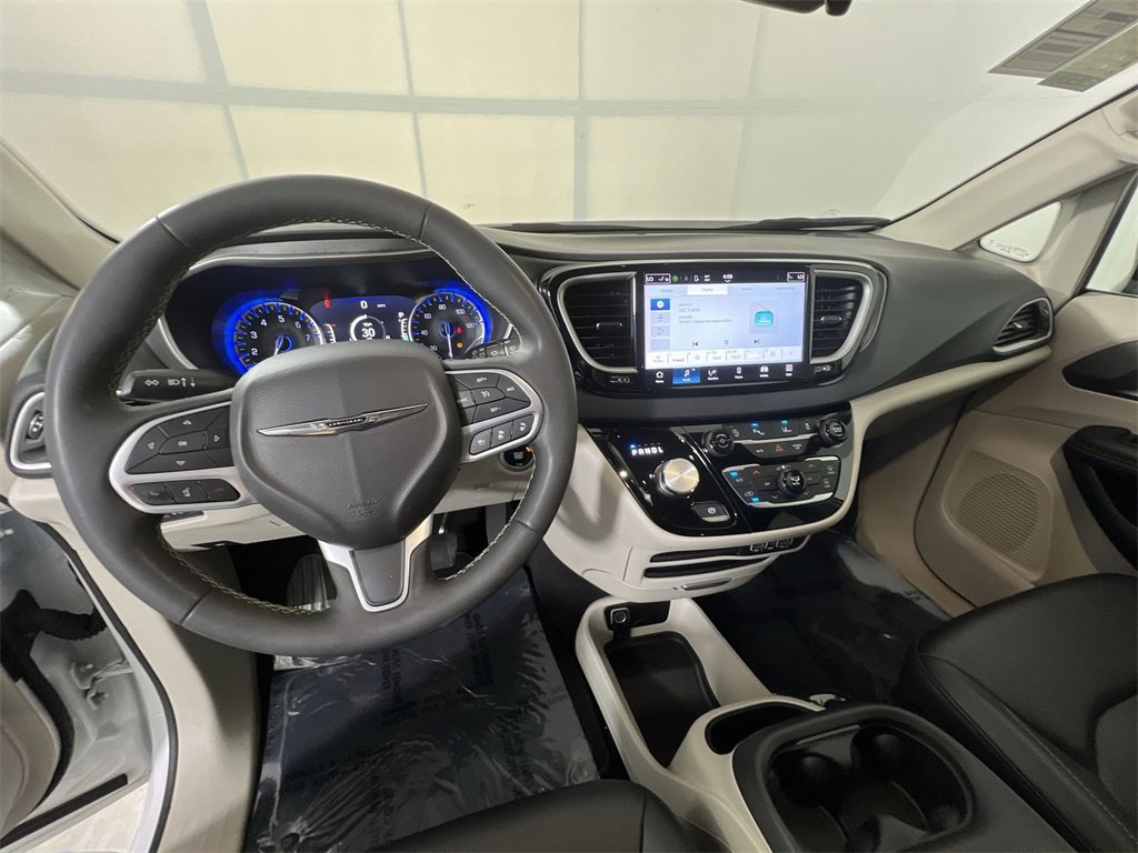 Used 2024 Chrysler Pacifica Touring-L image 11