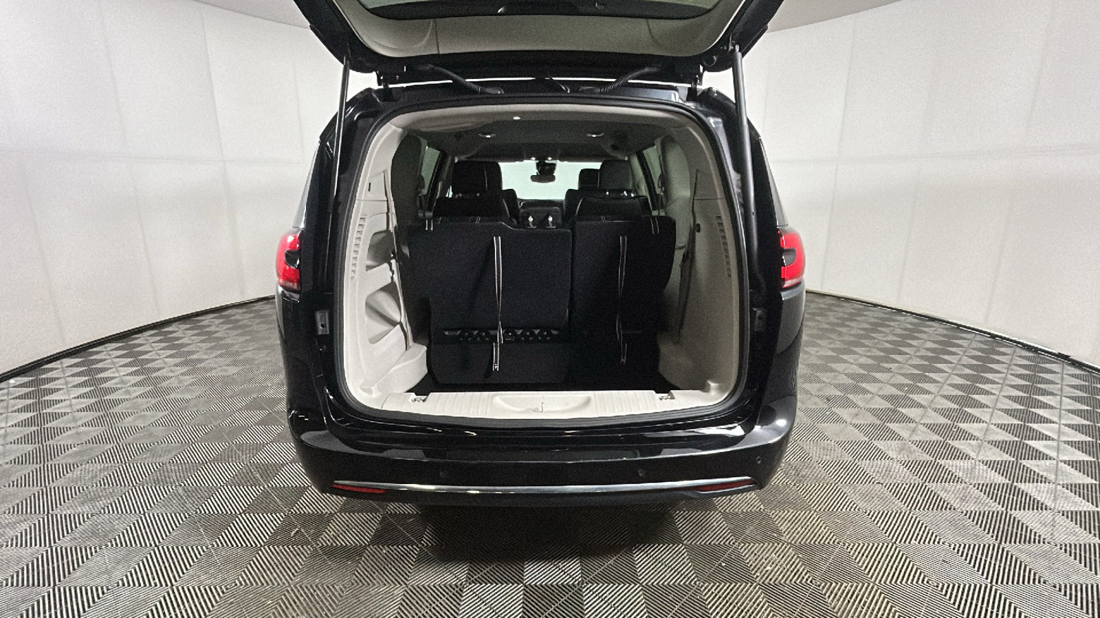 Used 2024 Chrysler Pacifica Touring-L FWD image 30