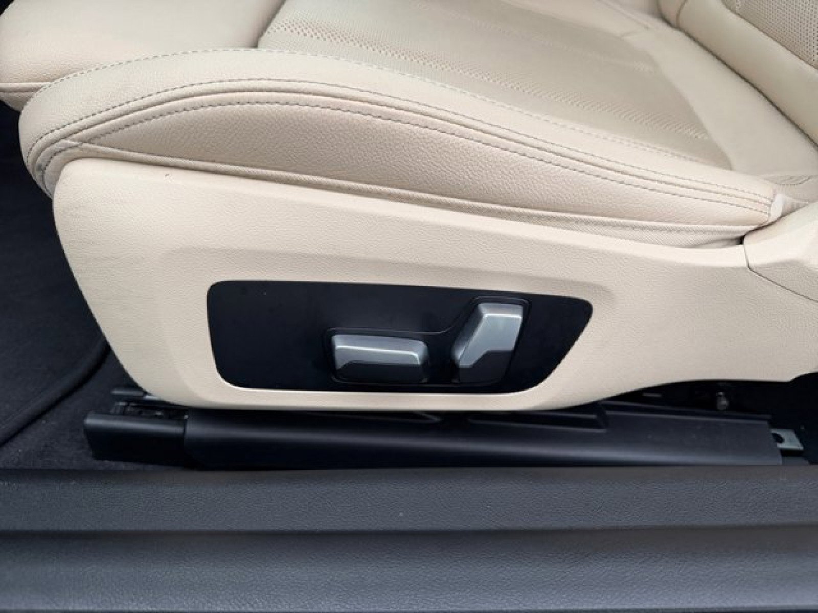 Used 2023 BMW 230i xDrive Coupe image 11