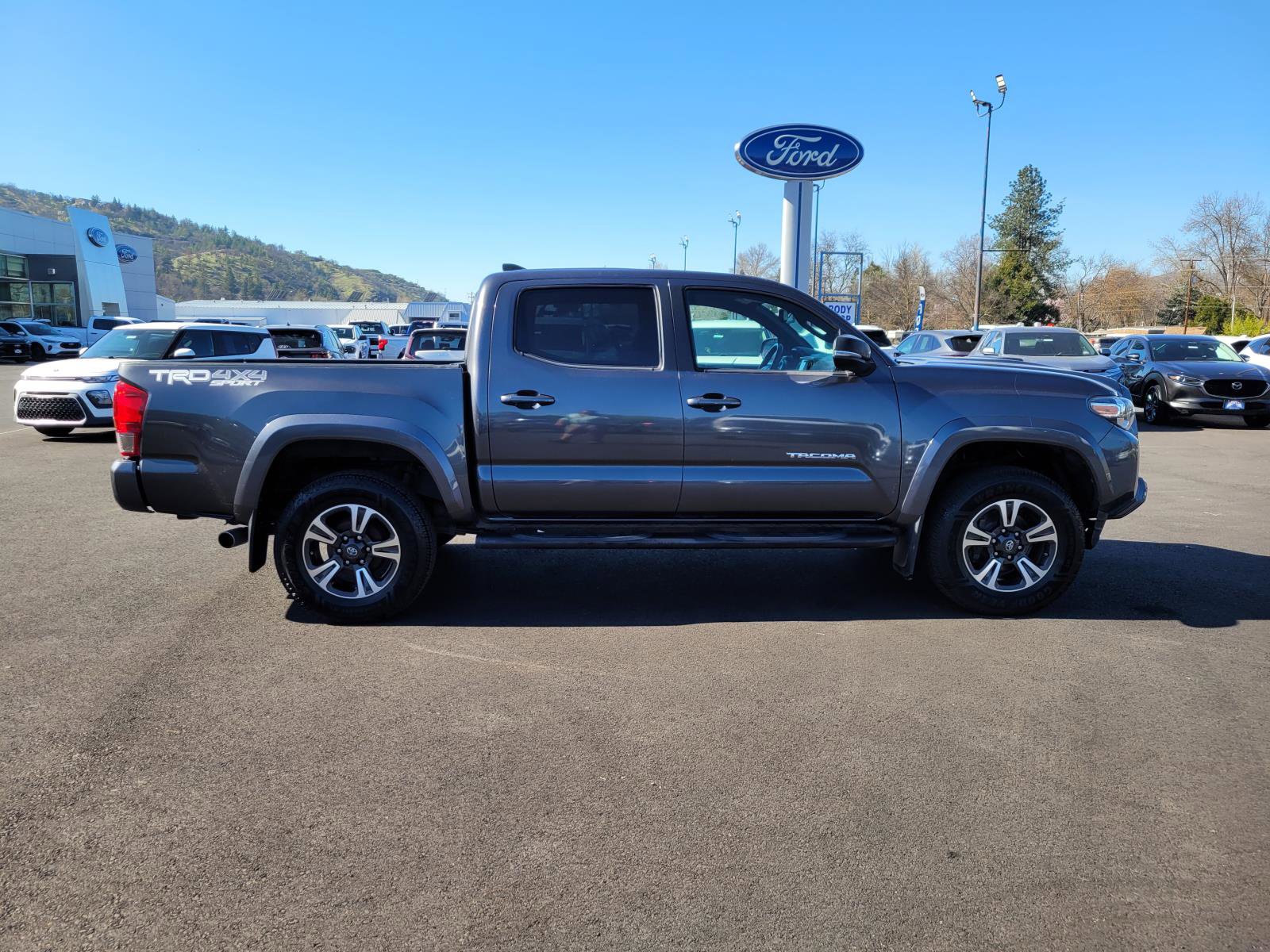 Used 2017 Toyota Tacoma TRD Sport image 4