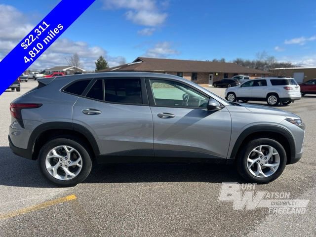 Used 2025 Chevrolet Trax LS w/ LS Convenience Package image 8