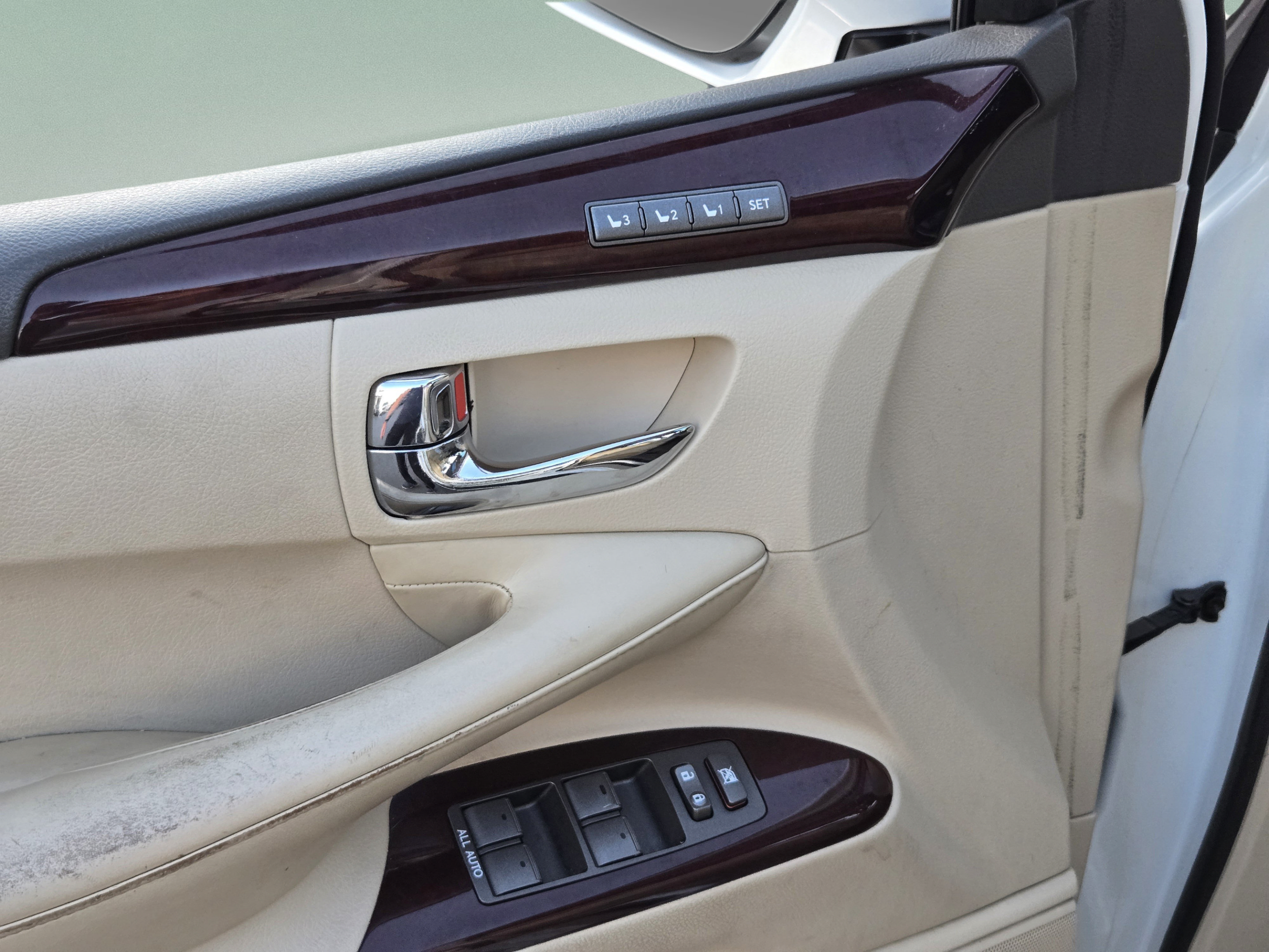 Used 2014 Lexus LX 570 4WD image 9