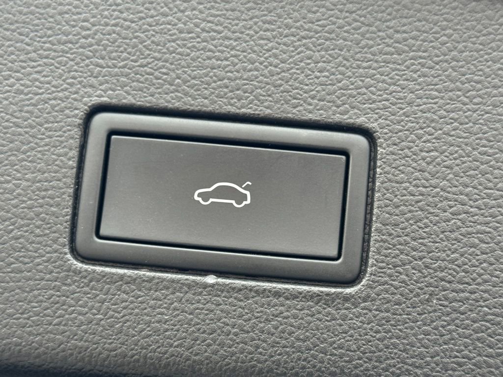 Used 2024 Volkswagen Atlas Cross Sport SE image 25