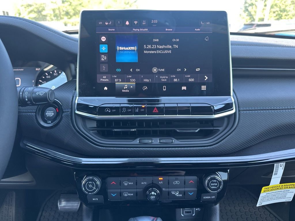 New 2025 Jeep Compass Latitude w/ Sun & Sound Group AWD/4WD image 18