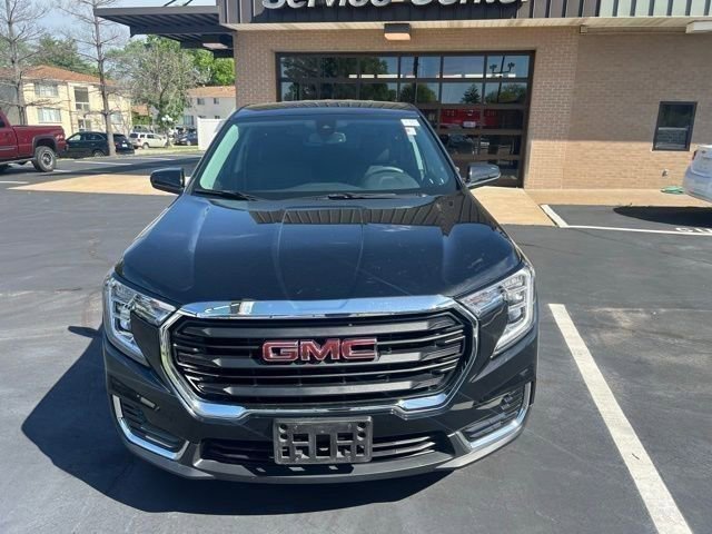 Used 2023 GMC Terrain SLE image 2