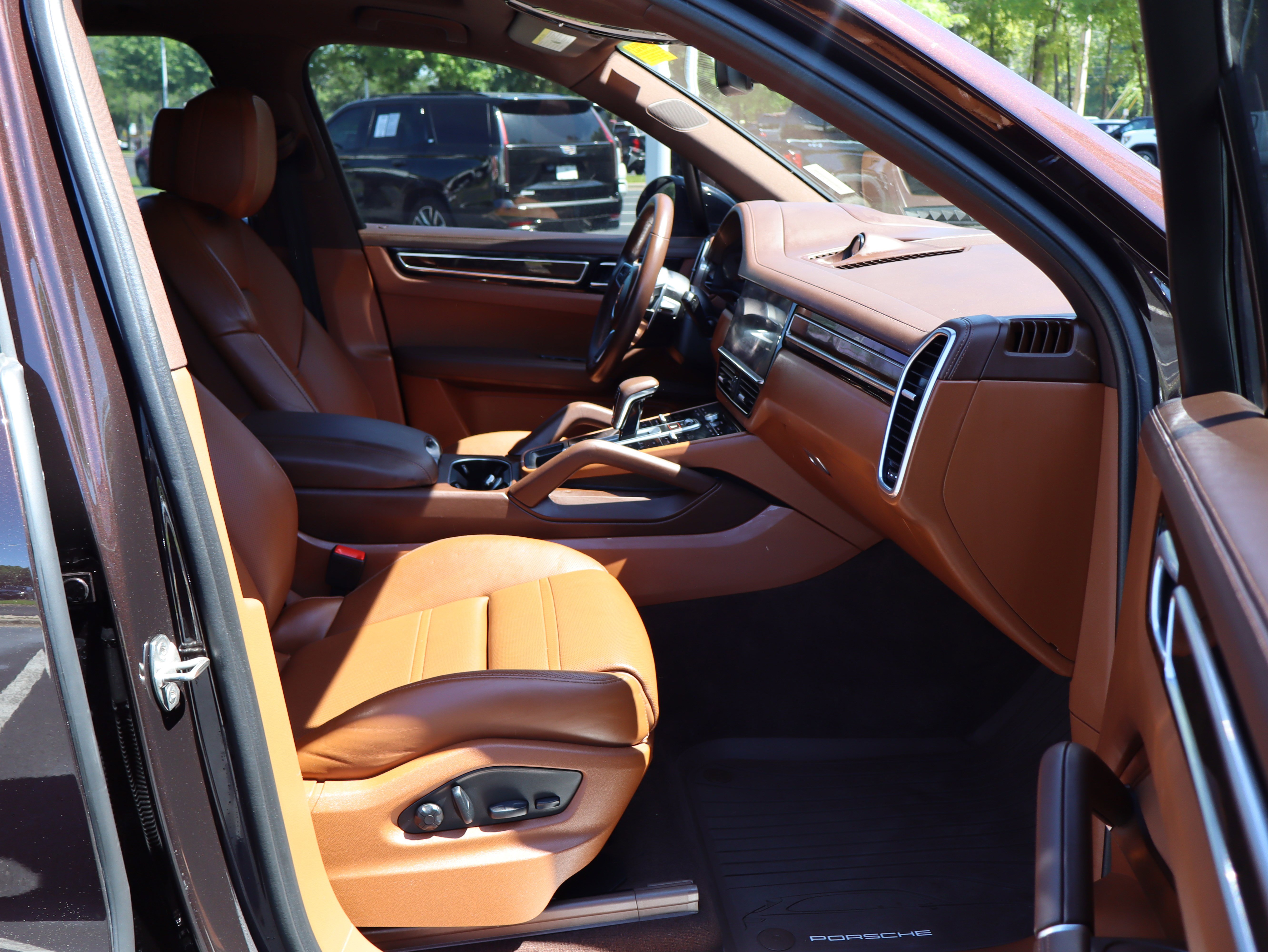 Used 2022 Porsche Cayenne AWD/4WD image 7