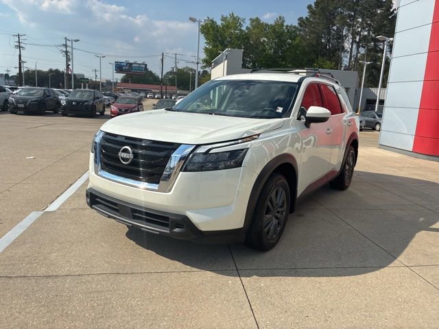 Used 2024 Nissan Pathfinder SV image 3