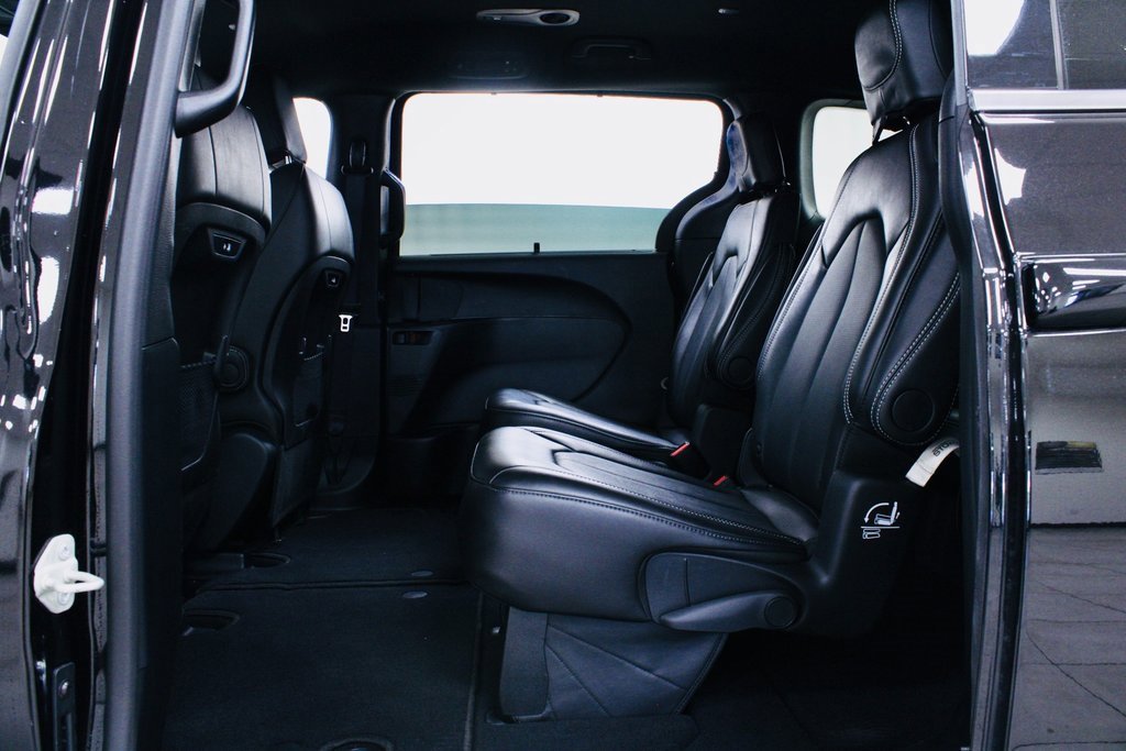 Used 2025 Chrysler Pacifica Select image 16