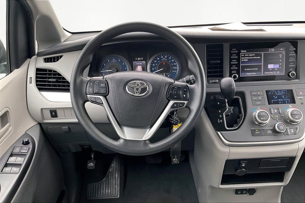 Used 2020 Toyota Sienna L image 10