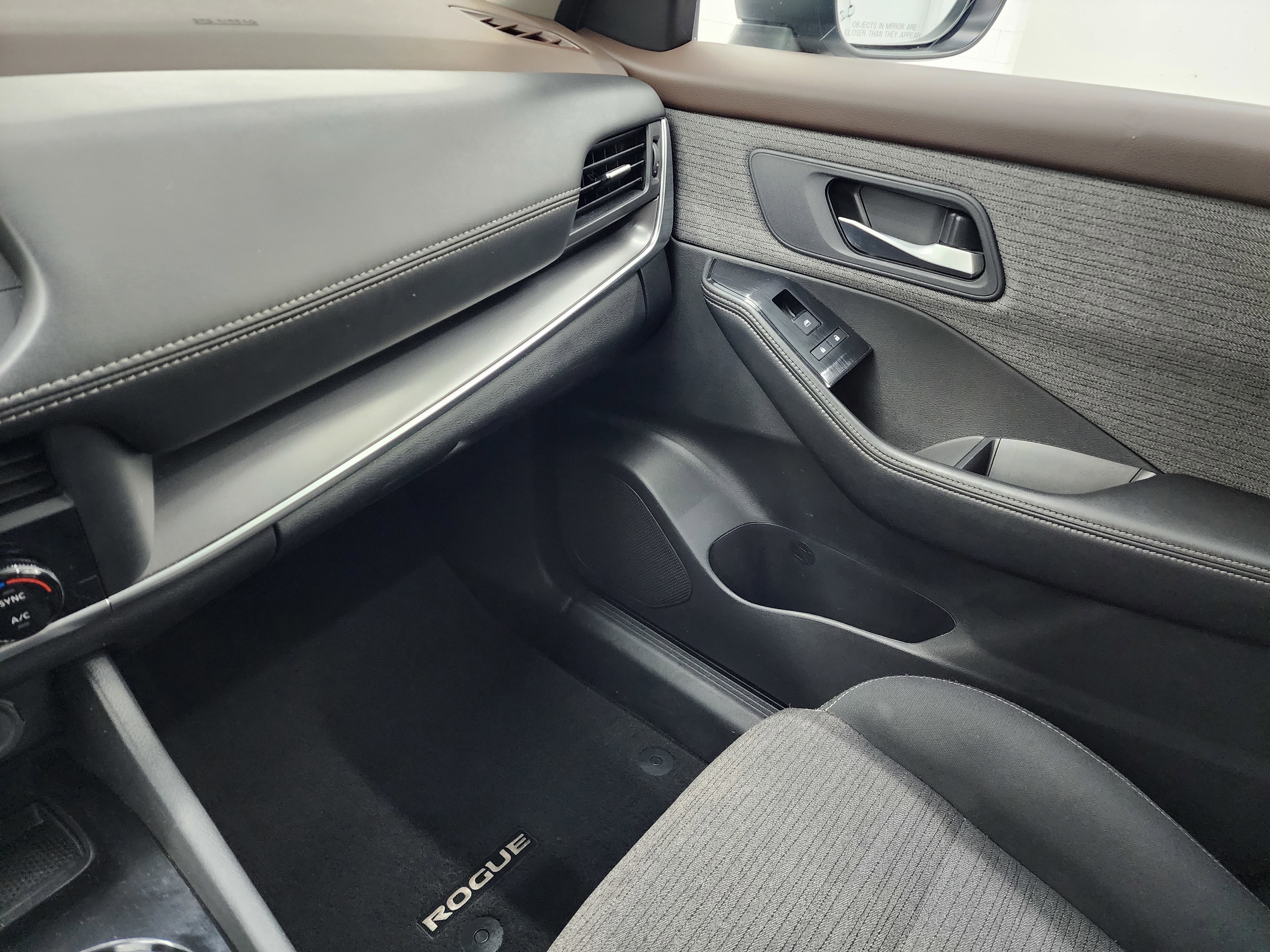 Used 2023 Nissan Rogue SV image 12