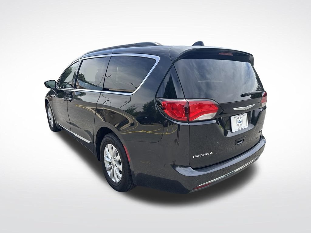 Used 2017 Chrysler Pacifica Touring-L FWD image 9