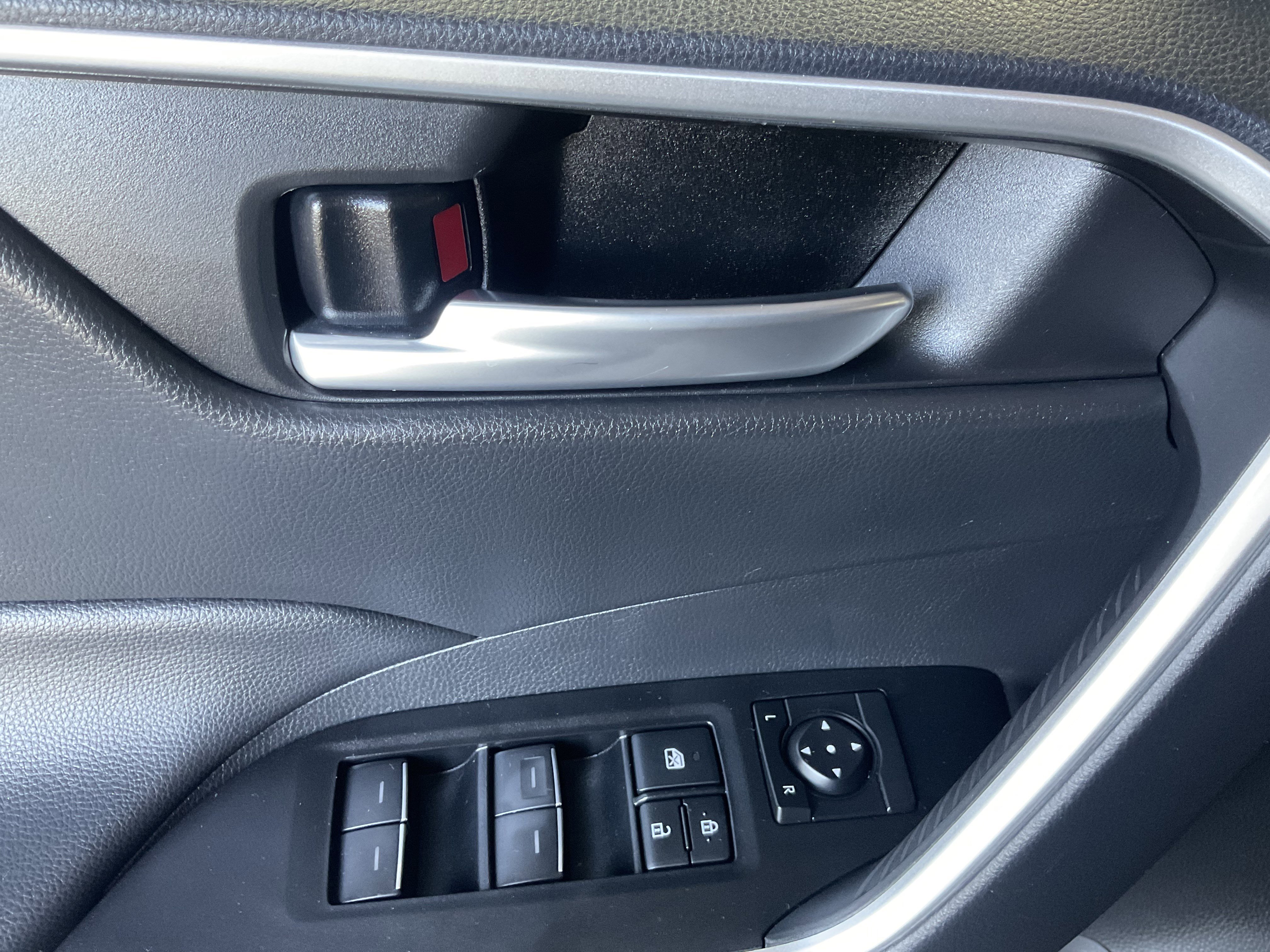 Used 2025 Toyota RAV4 XLE AWD/4WD image 24