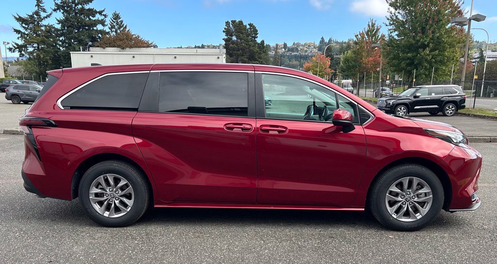 Certified 2024 Toyota Sienna LE AWD/4WD image 4