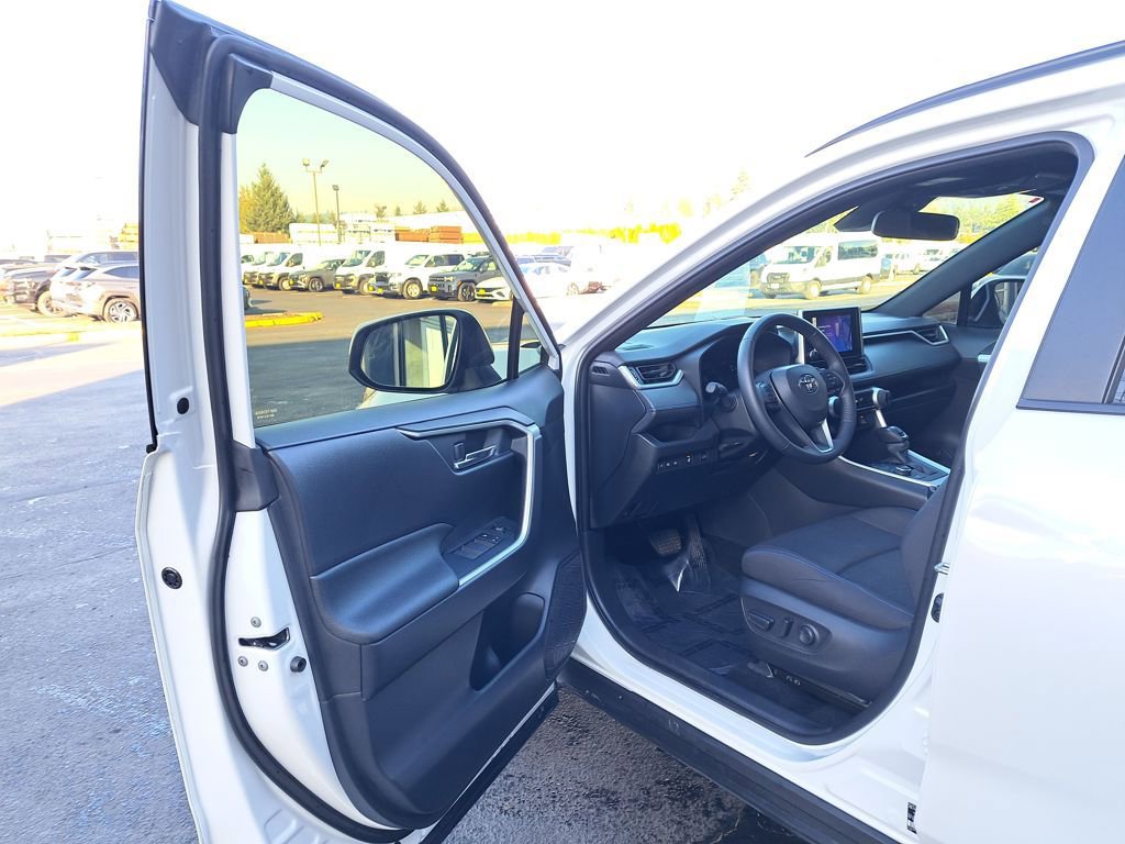 Used 2023 Toyota RAV4 SE image 10