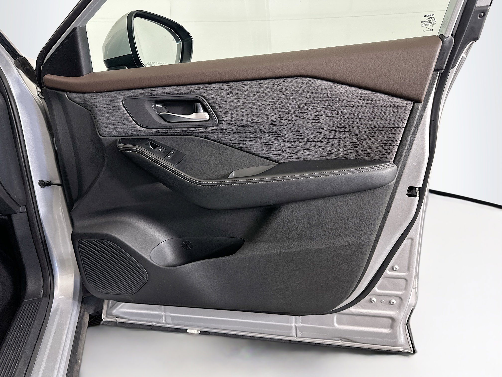 Used 2023 Nissan Rogue SV image 31