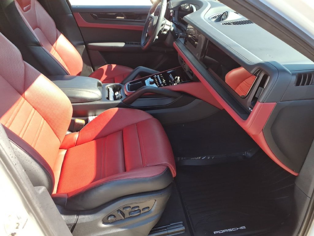 Used 2025 Porsche Cayenne GTS AWD/4WD image 19