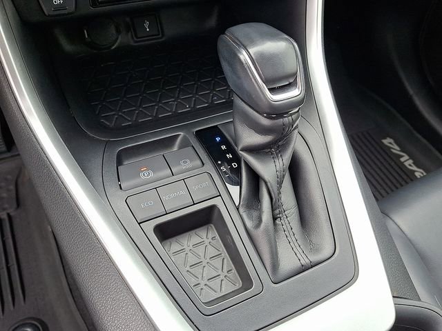 Used 2020 Toyota RAV4 XLE Premium image 12