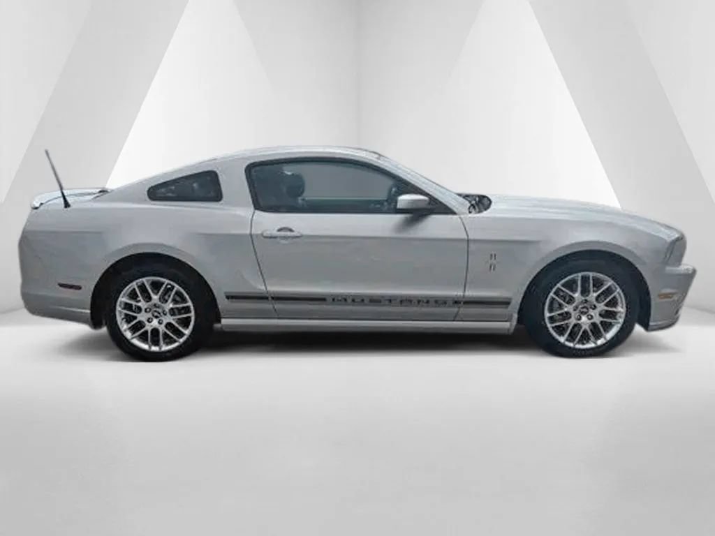 Used 2013 Ford Mustang Premium RWD image 8