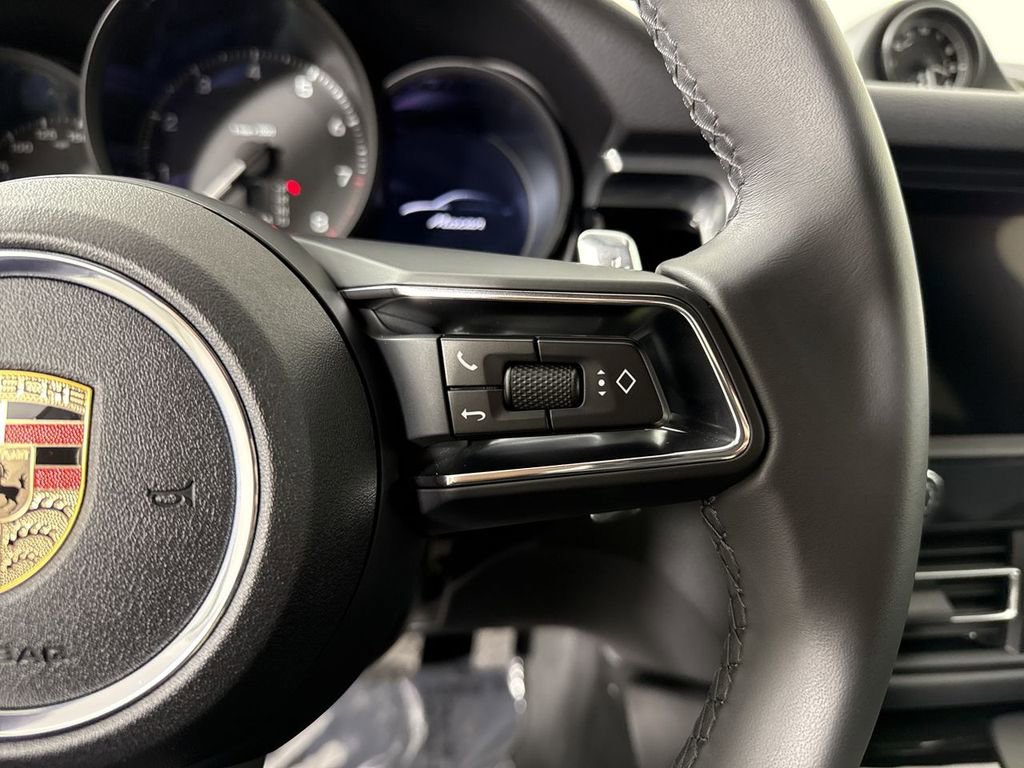 Certified 2025 Porsche Macan image 39