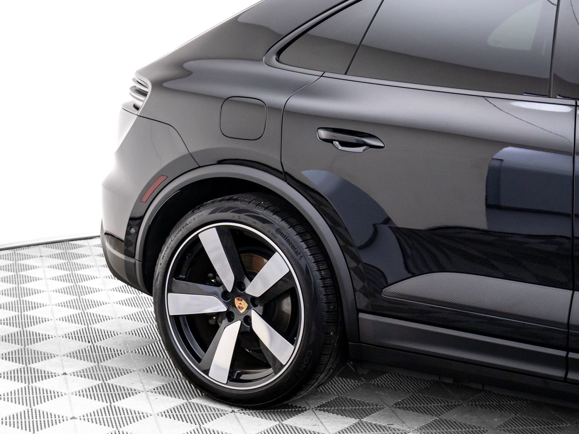 Certified 2025 Porsche Macan 4 Electric AWD/4WD image 32