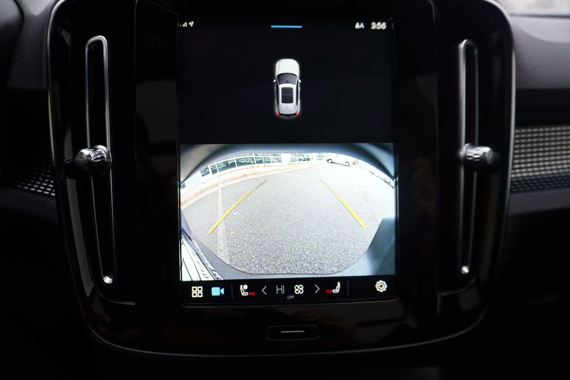 Used 2021 Volvo XC40 P8 Recharge w/ Advanced Package image 16